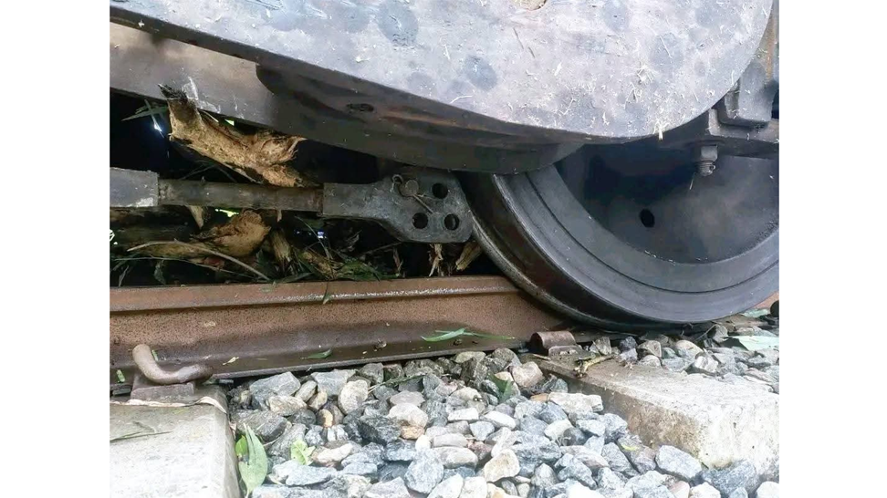 নীলফামারীতে ট্রেনের ইঞ্জিন লাইনচ্যুত হয়ে সৈয়দপুর-চিলাহাটি রুটে চলাচল বন্ধ